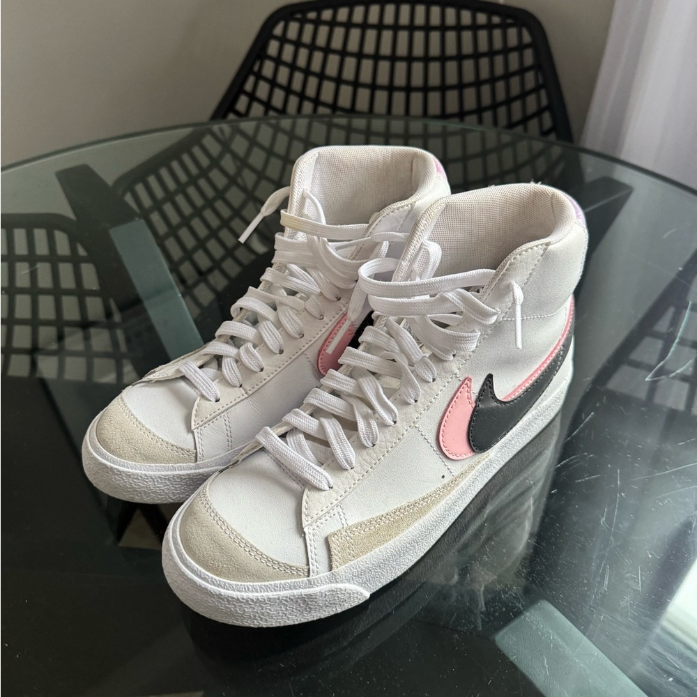 ✨Nike Blazer Mid Sneakers- White/Pink/Black✨